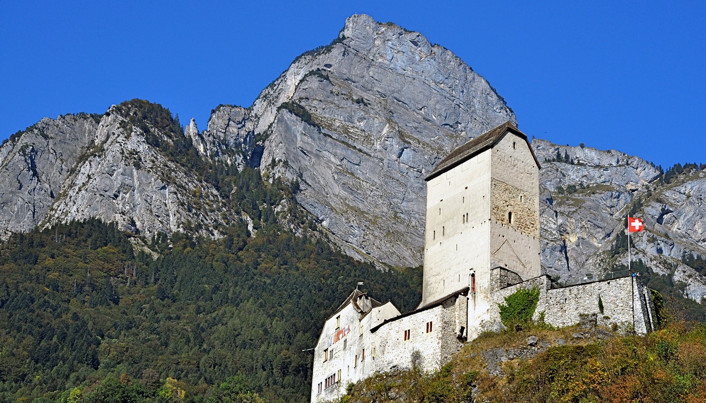 Schloss und Hausberg (Bild: Wikipedia)